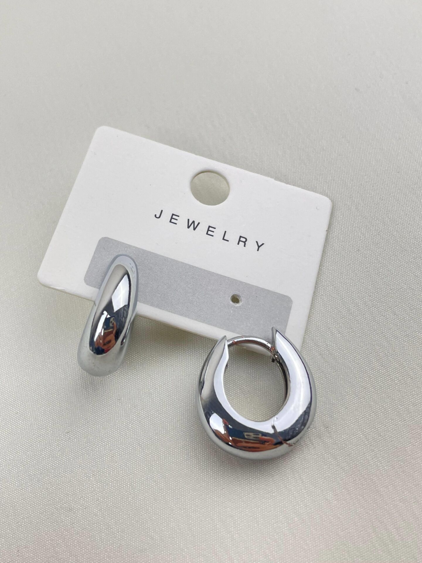 VIP Earring // K-ITH-689