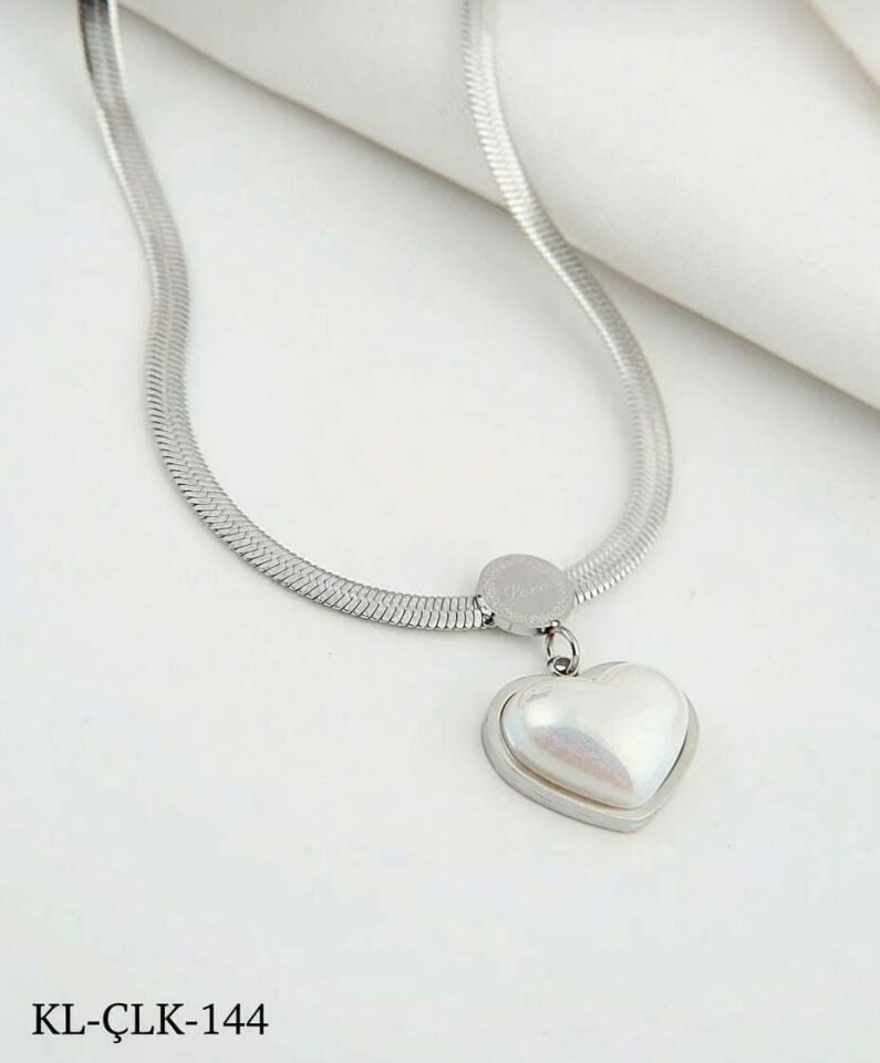 Herzkette aus Stahl und Silber mit Perlen