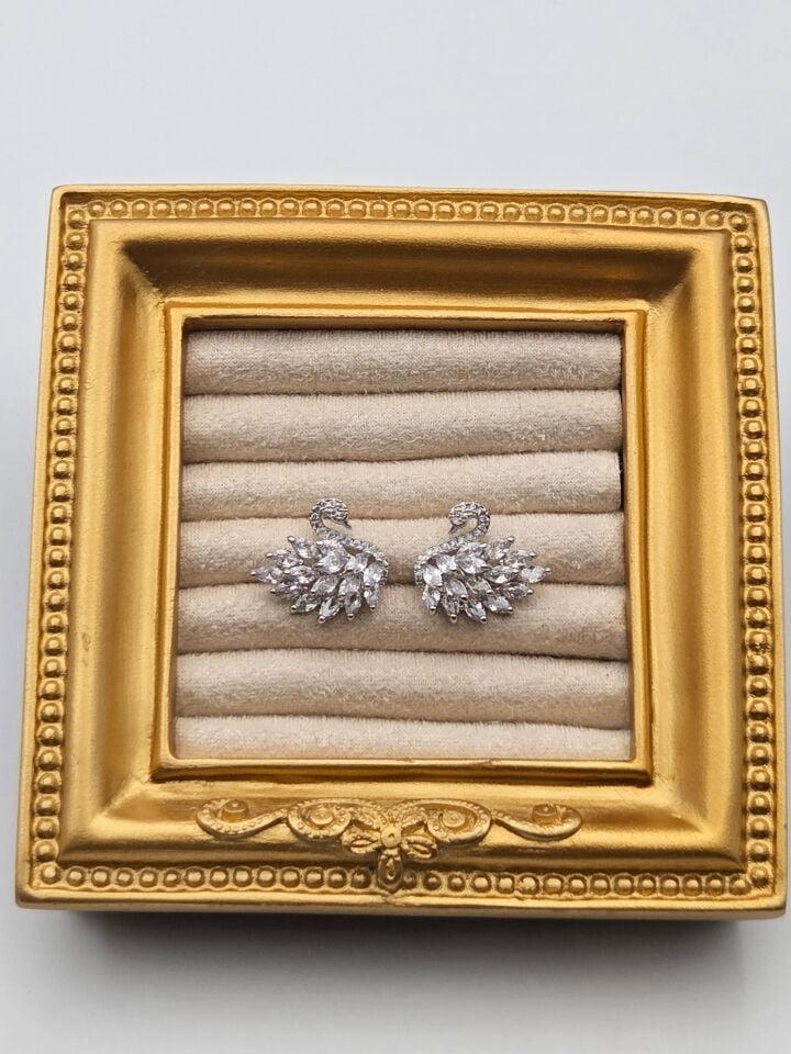 Rhodinierte Ohrringe mit Zirkonsteinen // ITHAL-3249