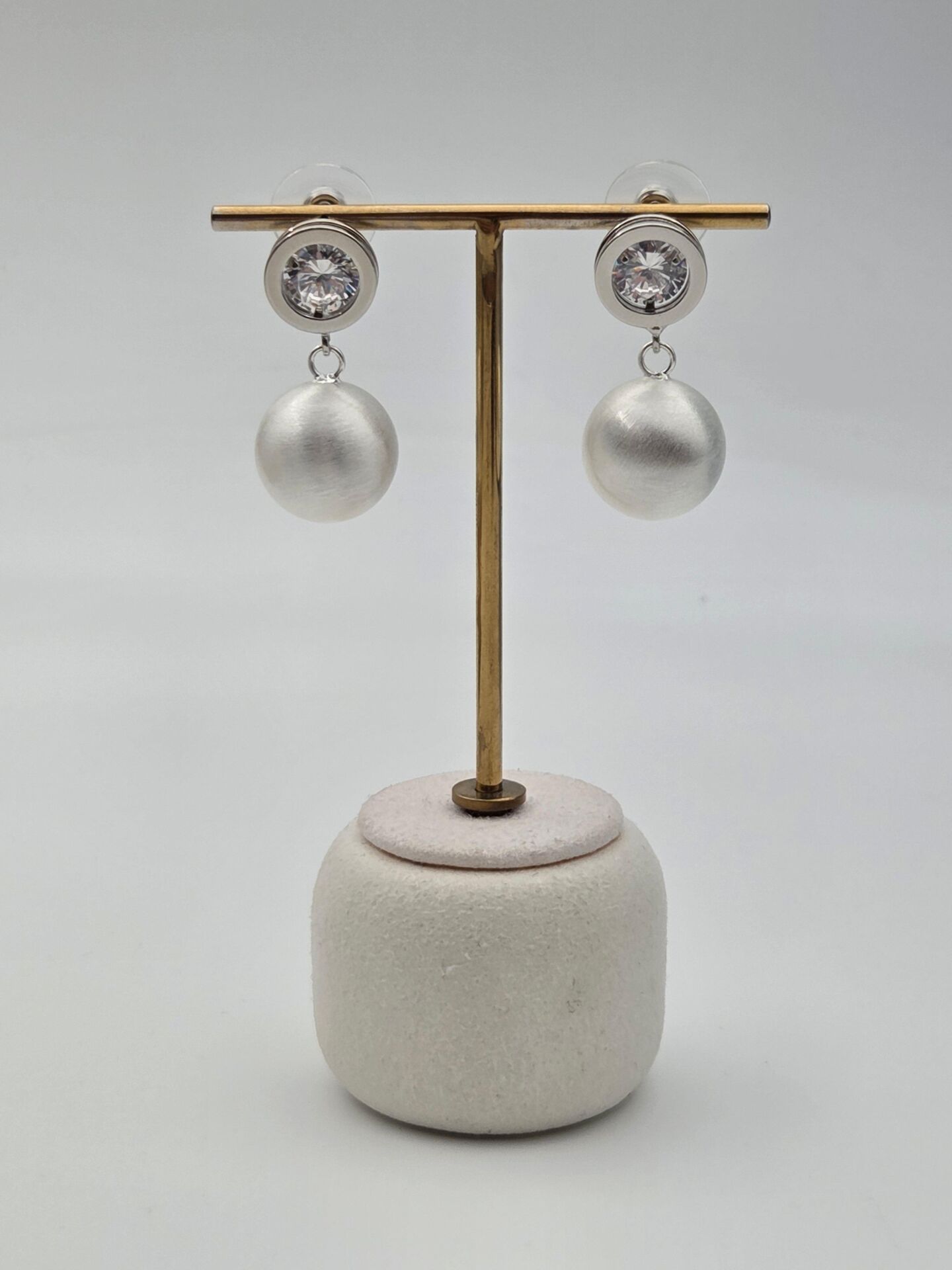 Rhodinierte Ohrringe mit Zirkonsteinen // ITHAL-3254